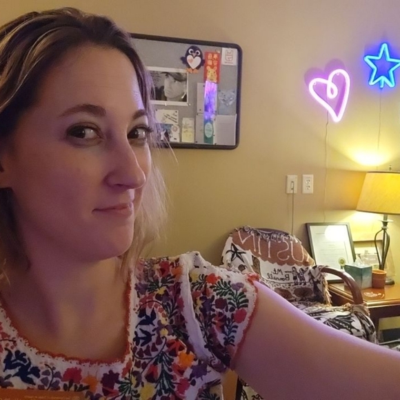 Meet your Posher, Leah - Picture 2 of 4